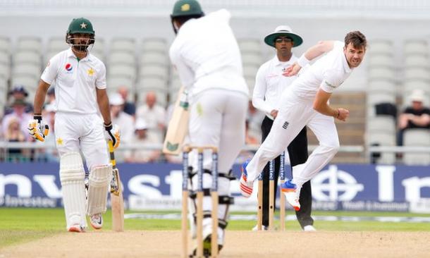 James Anderson picked up the first wicket of the day (photo : The Guardian)