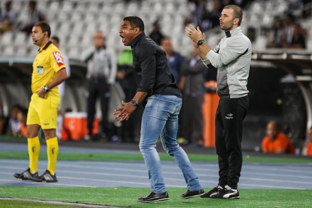 Roger esbraveja à beira do campo (Foto: Bruno Cantini/Atlético-MG)