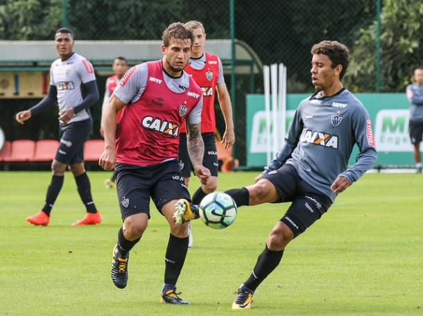 Marcos Rocha (à dir.) não joga desde o início de junho (Foto: Bruno Cantini/Atlético-MG)