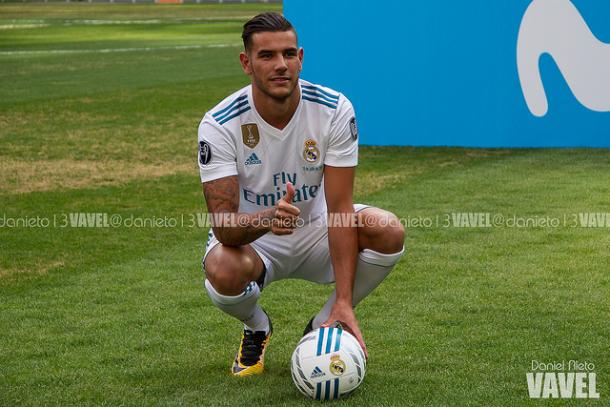 Theo Hernández posa con el balón en su presentación con el Real Madrid I Foto: Daniel Nieto (VAVEL)