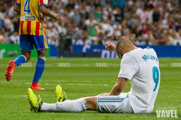 Benzema golpeando el césped del Bernabéu | Foto: Daniel Blanco (VAVEL)