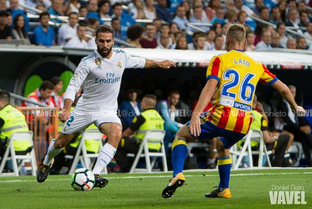 Carvajal (Real Madrid, izq) centrando ante Lato (Valencia CF, der) | Foto: Daniel Nieto (VAVEL España)
