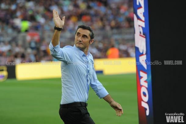 Valverde saluda a los aficionados del Camp Nou durante el Trofeo Joan Gamper | Foto: Ernesto Aradilla - VAVEL