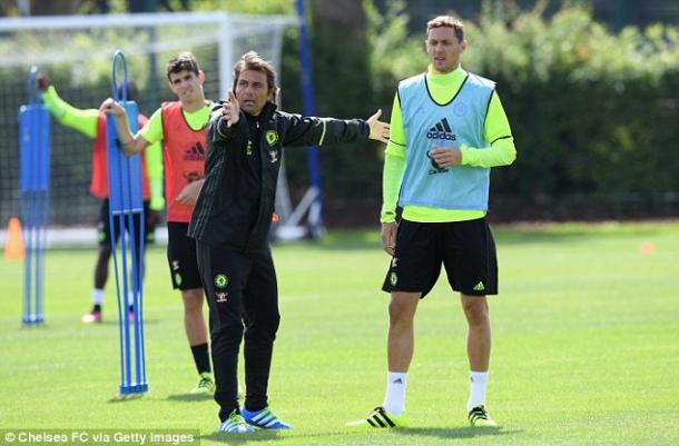 Conte da instrucciones a Matic en un entrenamiento. Foto: Chelsea