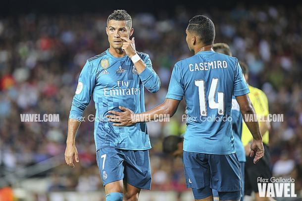 Ronaldo con Casemiro y el árbitro de fondo en el partido de Supercopa ante el Barça I Foto: Alex Gallardo (VAVEL)