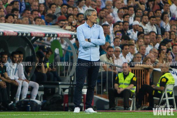 El entrenador del Betis, Quique Setién, junto al banquillo en el partido frente al Real Madrid. Fuente: Daniel Nieto (VAVEL)
