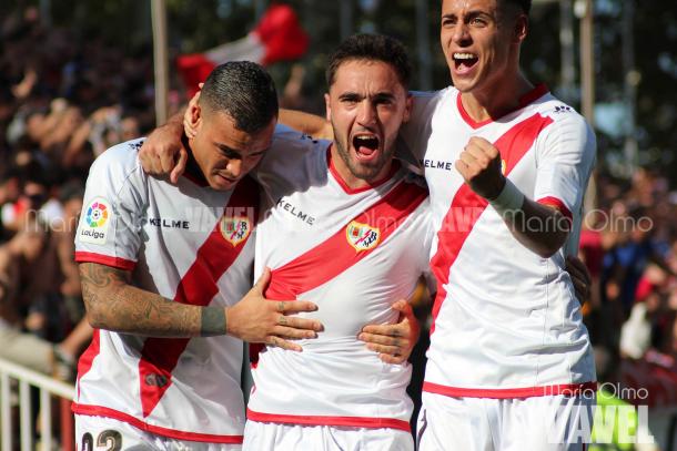 Raúl de Tomás celebrando un gol con sus compañeros | Foto: María Olmo (Vavel.com)