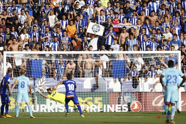 Momento en el que Fernando Pacheco detiene el penalti | Fotografía: La Liga