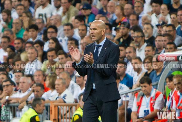 Zidane da ánimos a sus chicos | Foto: Daniel Nieto (VAVEL)