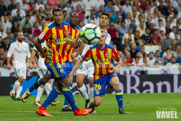 Instantánea que capta el momento exacto en el que Marco Asensio dispara para fabricar su primer gol ante el Valencia. | Foto: Daniel Nieto, VAVEL