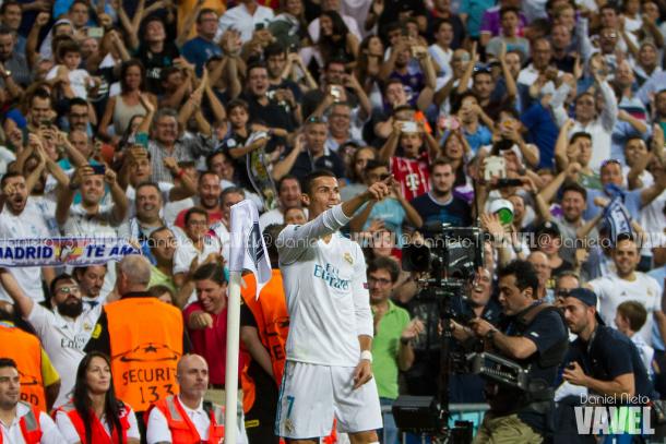 Cristiano Ronaldo celebra un gol señalando al frente