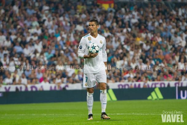 Cristiano con el balón en un partido de Champions I Foto: Daniel Nieto (VAVEL)