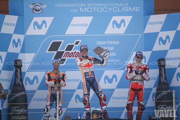 Márquez celebra el triunfo en Alcañiz. Pedrosa fue segundo y Lorenzo tercero. / Foto: Lucas ADSC