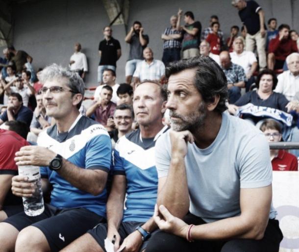 Quique Sánchez Flores junto a sus asistentes en el área técnica del Municipal de Olot. | Foto: RCD Espanyol