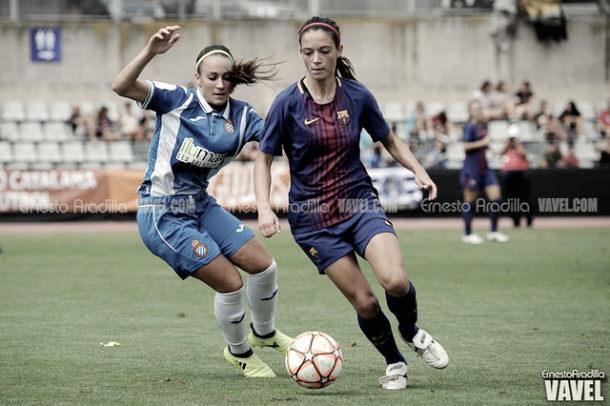 Aitana Bonmatí, campeona de Europa con la Sub-19 jugando el balón. Foto: Ernesto Aradilla, VAVEL.com