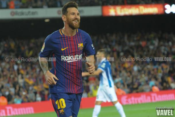 Messi celebrando una de sus tres dianas al Espanyol | Foto: Ernesto Aradilla - VAVEL