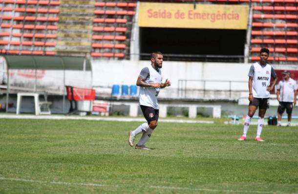 Thiago Primão permanece com vaga no meio-campo do Santa Cruz contra Londrina (Foto: Rodrigo Baltar/Santa Cruz)