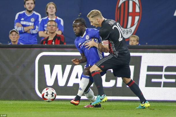 Ignazio Abate defends Victor Moses in Milan's 3-1 loss to Chelsea in the ICC. | Photo: AP