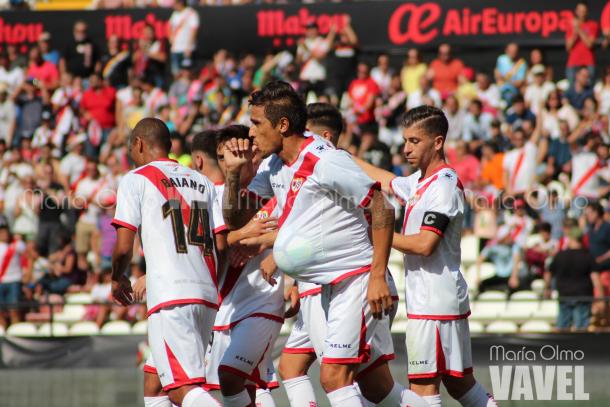 Los jugadores del Rayo celebrando un gol ante la Cultural Leonesa | Foto: María Olmo (Vavel España)