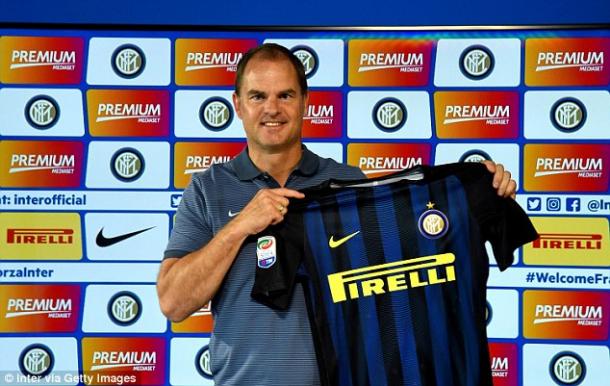 De Boer holds the Inter jersey at his unveiling | Photo: inter.it