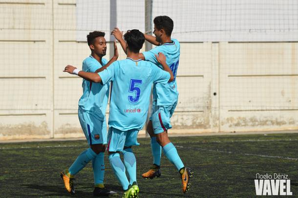 El FCB Juvenil B celebrando un gol de Konrad contra el Josep María Gené en la primera vuelta. Foto: Noelia Déniz, VAVEL