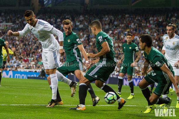 Jugadores del Betis junto a Bale y Ronaldo, en el partido del Santiago Bernabéu. Fuente: Daniel Nieto (VAVEL)