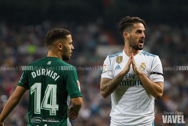 Isco, junto a Durmisi, en un lance del Real Madrid - Betis. Fuente: Daniel nieto (VAVEL)