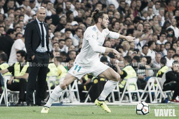 Bale, perseguido por las lesiones, observado por Zidane | Foto: Daniel Nieto (VAVEL.com)