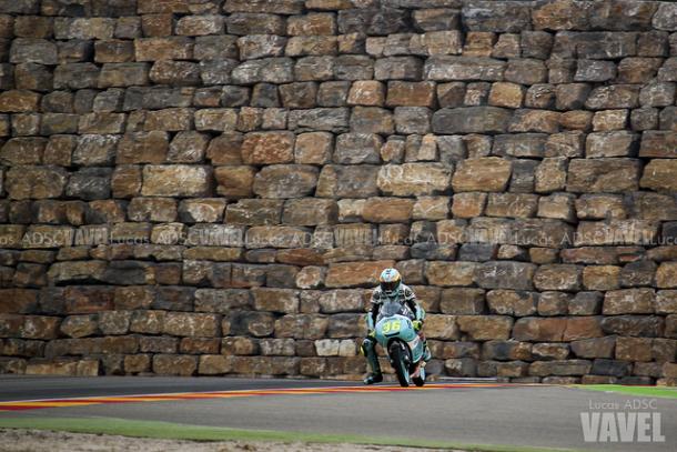 Joan Mir con el muro de Motorland de fondo | Foto: Lucas ADSC (VAVEL)