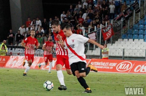Matos, defensa del Sevilla Atlético, disputando un balón | Foto: Diego Carmona (Vavel)