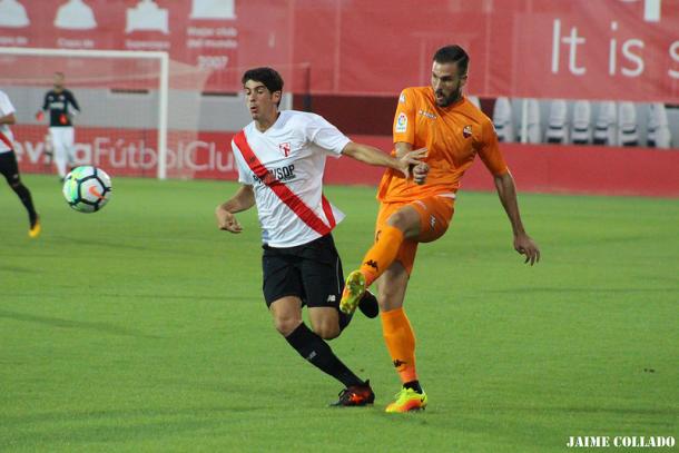 Carlos Fernández disputa un balón en el duelo ante el Reus | Foto: Jaime Collado (VAVEL)