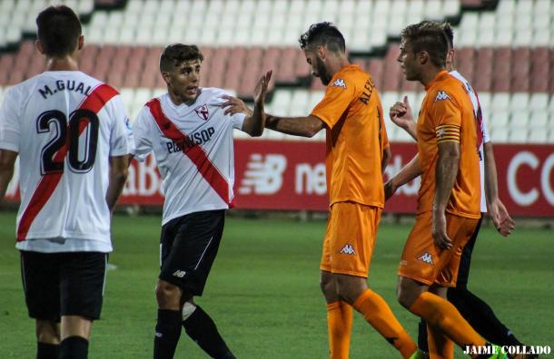 Jugadores de Reus y Sevilla Atlético durante el partido de la primera vuelta | Foto: Jaime Collado (Vavel)