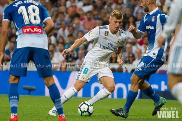 Kroos con dos rivales en el enfrentamiento en el Bernabéu del año pasado | Foto: Daniel Nieto (VAVEL