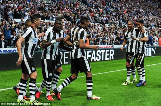 Los jugadores del Newcastle celebran el triunfo con su afición. Foto: Newcastle