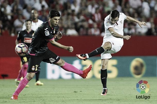 Pablo Sarabia (Sevilla) y Javi López (Espanyol) durante el partido de la temporada pasada (6-4). | Foto: La Liga
