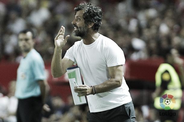 Quique Sánchez Flores dando indicaciones a sus hombres durante el encuentro en el Sánchez Pizjuán de la temporada pasada. | Foto: La Liga