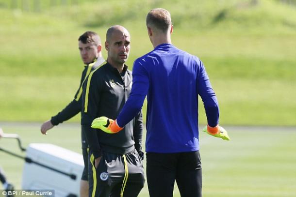 Guardiola y Hart discuten en un entrenamiento | Foto: BPI.