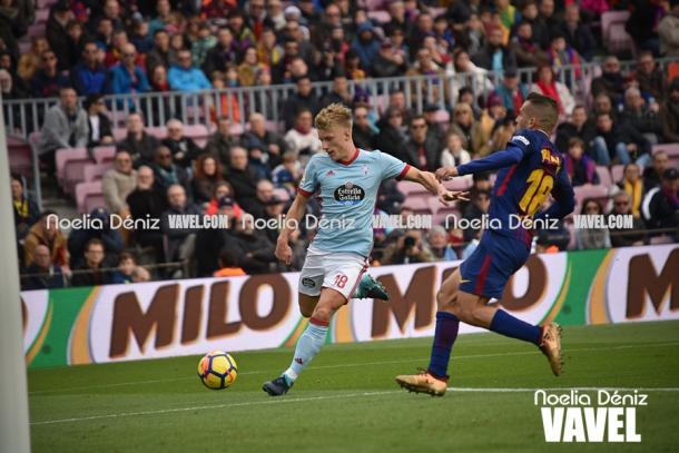 Daniel Wass intenta sobrepasar a Jordi Alba. Foto: Noelia Déniz, VAVEL.com