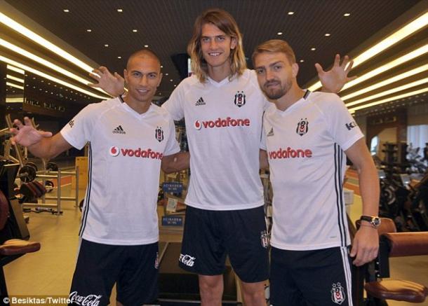 Inler, Nukan y Erkin posando en el gimnasio del club. Fuente: Besiktas/Twitter