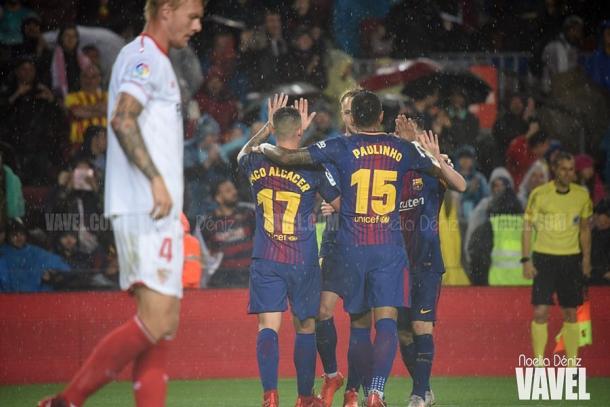 El delantero valeciano arropado por sus compañeros tras firmar un doblete ante el Sevilla | Foto: Noelia Déniz - VAVEL