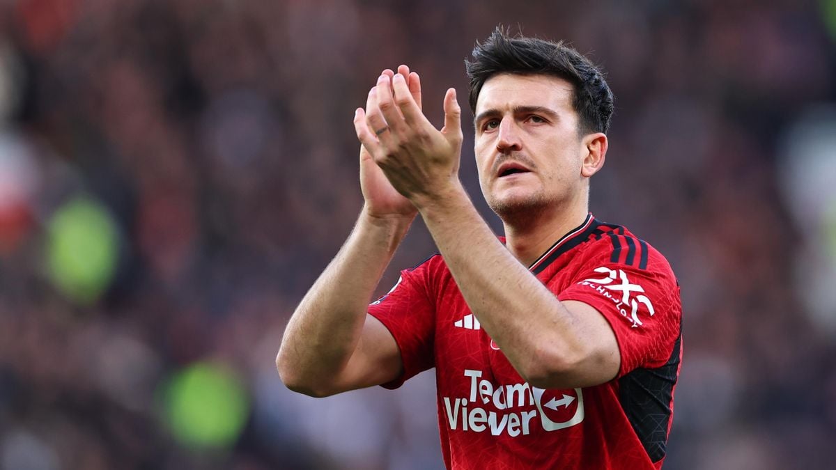 Harry Maguire clapping his supporters after his side's defeat-TNT Sports