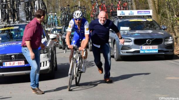 Boonen riparte dopo uno dei due cambi di bici | Photo: PhotoNews