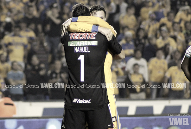 Nahuel celebrando con Andre una atajada. | Foto: Vavel