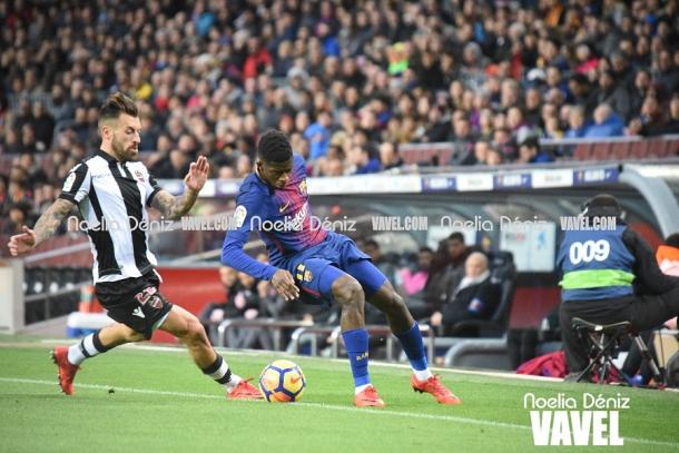 Dembélé aguanta el balón ante la presión de un rival. Foto: Noelia Déniz, VAVEL.com
