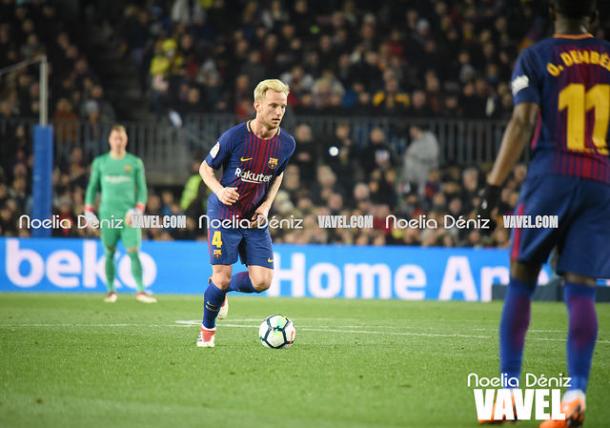 Ivan Rakitic conduce el balón. Foto: Noelia Déniz, VAVEL.com
