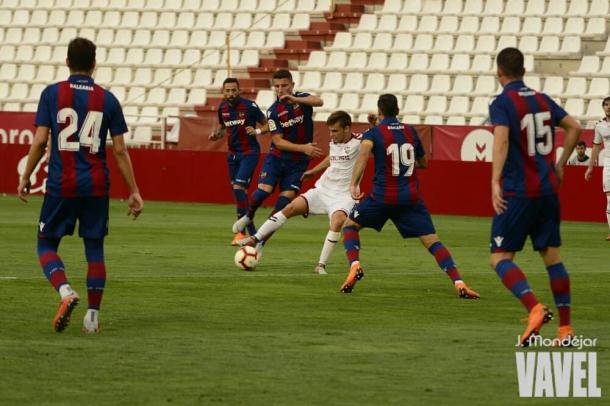 Febas en una de sus grandes jugadas | Foto: J.Mondéjar para VAVEL