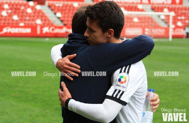 Jaime Santos y José Alberto se abrazan. // Imagen: VAVEL