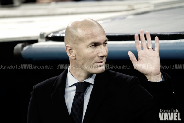 Zinedine Zidane saludando a la afición blanca | Foto: VAVEL