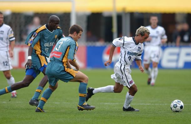 Landon Donovan (Right) facing the LA Galaxy in the 2001 MLS Cup Final as a member of the Earthquakes. Photo provided by Getty Images. 