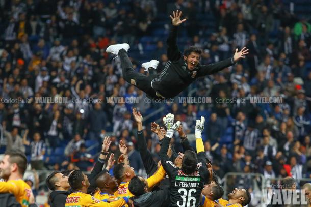 La celebración de los elementos de Tigres con Damián tras el campeonato del Apertura 2017 | Foto: Carlos Ruiz / VAVEL México